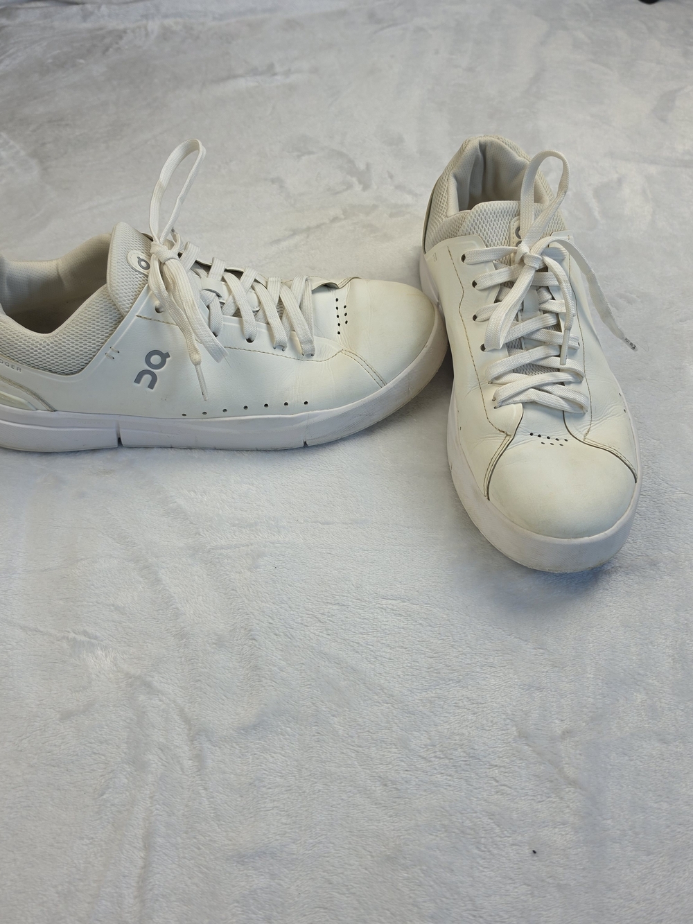 On The Roger Advantage Mens 10 White Running Sneaker Low Top No Soles